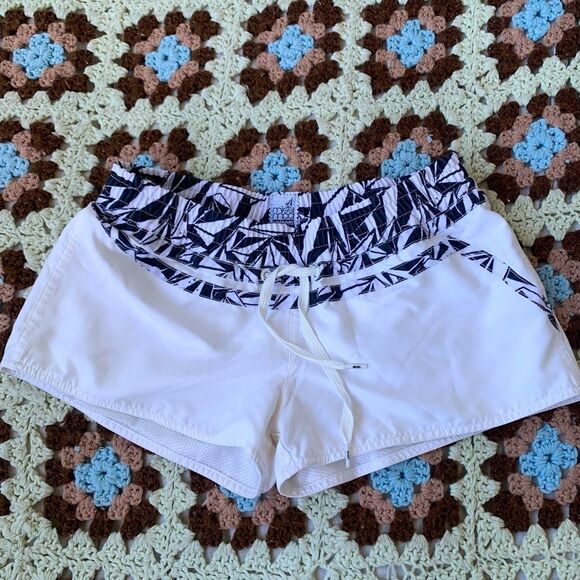 Volcom Shorts White and Black Geo Pattern Sz S - Picture 1 of 7